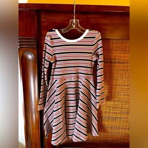 Super cute dress stretchy long sleeve perfect for fall with the perfect colors